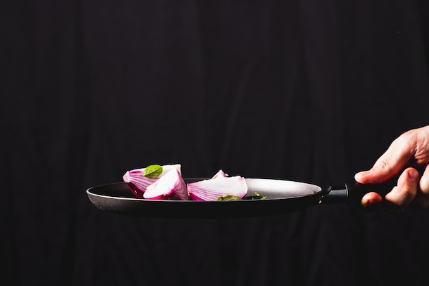 Kucharz przedstawiający talerz z jedzeniem